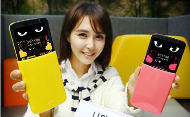 LG AKA सीरीज स्मार्टफोन को प्रदर्शि‍त करती एक मॉडल