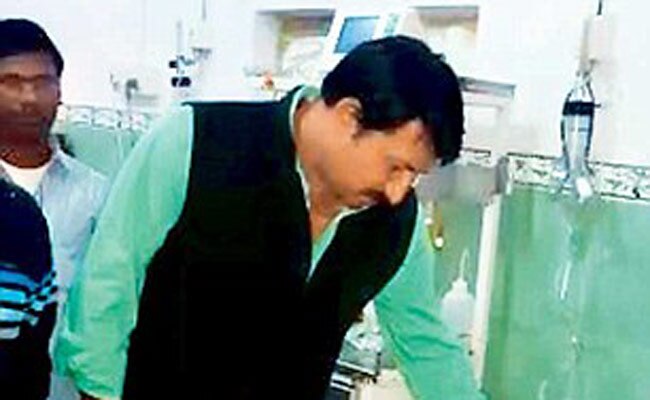 घायल युवक से बात करते मनोज तिवारी