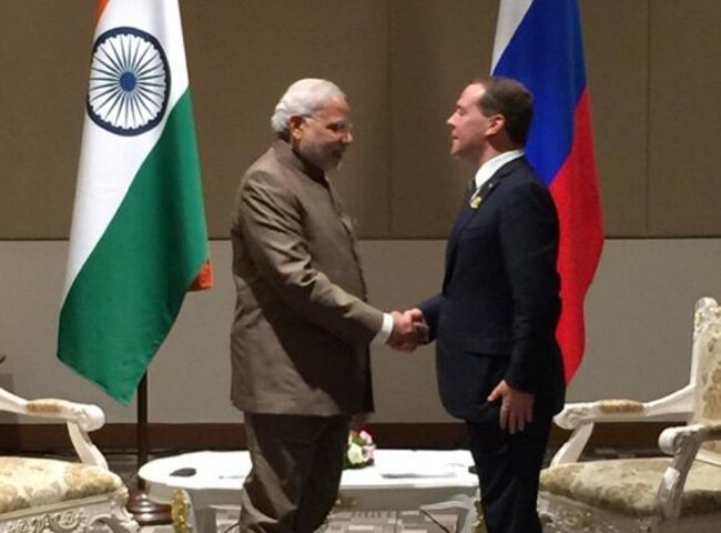 रूस के पीएम दिमित्री मेदवेदेव से मिलते नरेंद मोदी