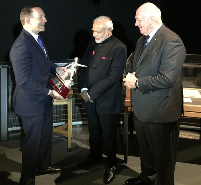 एबॉट को ट्रॉफी भेंट करते पीएम मोदी