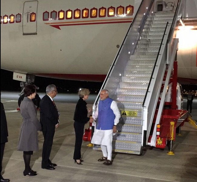 प्रधानमंत्री मोदी की अगवानी करते अधि‍कारी