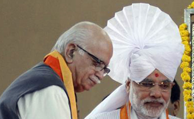 FILE PHOTO: आडवाणी और मोदी