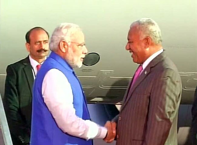 फिजी के प्रधानमंत्री फ्रैंक बैनीमरामा से मिलते पीएम मोदी