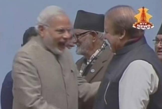 नरेंद्र मोदी और नवाज शरीफ ने मिलाए हाथ