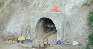 मणिपुर स्थित निर्माणाधीन रेलवे सुरंग