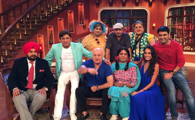 कॉमेडी नाइट्स के सेट पर 'द शौकीन्स' की टीम