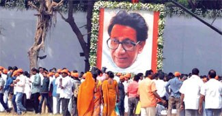 बाल ठाकरे के स्मारक पर सोमवार को जुटे कार्यकर्ता