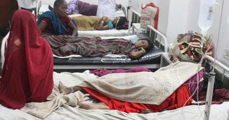 अस्पताल में भर्ती पीड़ित महिलाएं