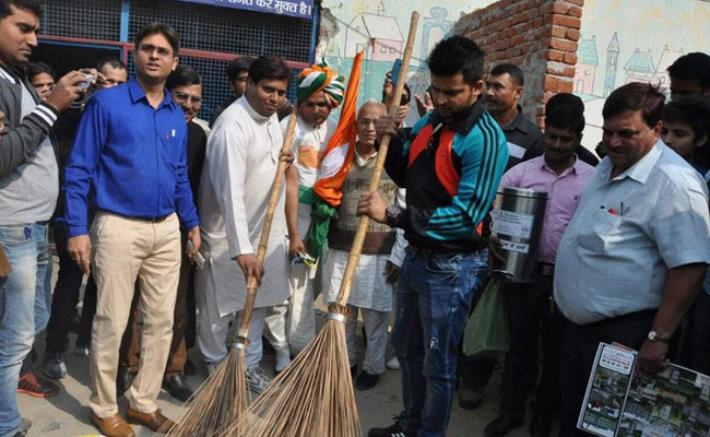 गाजियाबाद में सफाई अभियान में हिस्सा लेते हुए सुरेश रैना