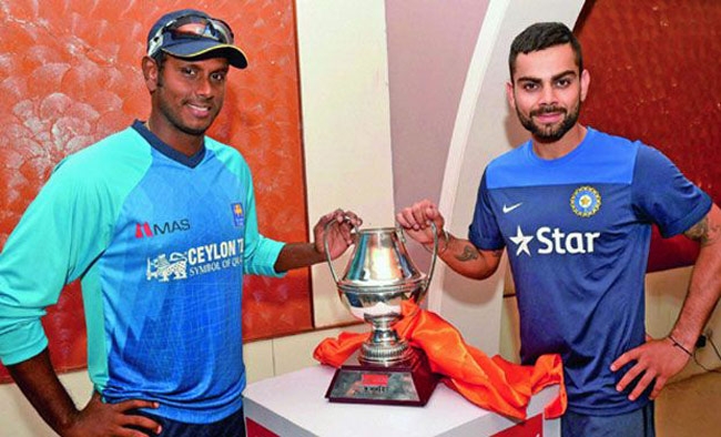 टॉफी की साथ श्रीलंका और भारत के कप्तान