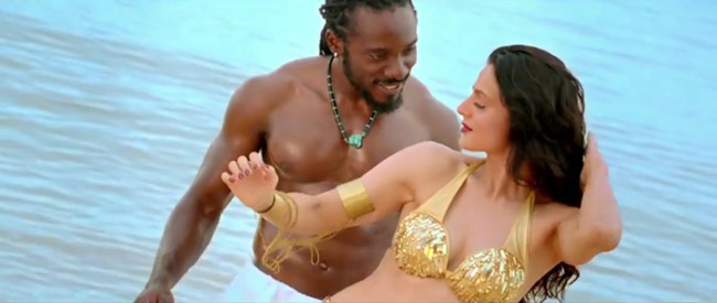 गोल्डन बिकिनी में अमीषा पटेल