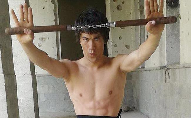 अलीज़ादा काबुल के दारुलअमान महल में प्रैक्टिस करता है