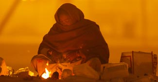 ठंड से बचने की जद्दोजहद...