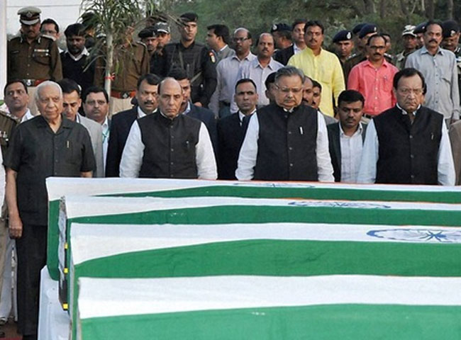 (रायपुर में मंगलवार को शहीद जवानों को श्रद्धांजलि देते गृह मंत्री राजनाथ सिंह)