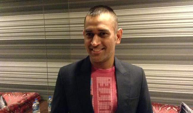 एम एस धोनी का नया लुक