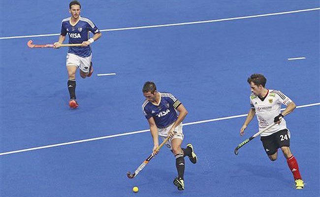 बॉल के साथ अर्जेंटीना के कप्तान माटियास पारेडेस