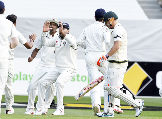 वार्नर को आउट करने के बाद जश्न मनाते हुए भारतीय क्रिकेटर