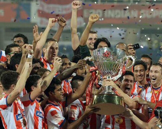 जीत की ट्रॉफी के साथ केरला ब्लास्टर्स