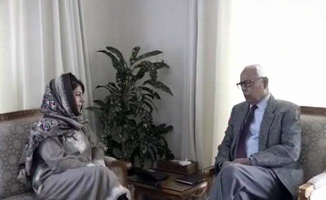 राज्यपाल एनएन वोहरा के साथ महबूबा मुफ्ती