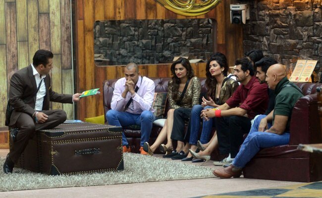 बिग बॉस के घर के सदस्यों और करिश्मा से सवाल पूछते हुए सलमान खान