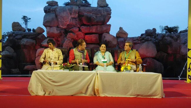 रायपुर साहित्य महोत्सव के दौरान मंच पर मौजूद कलाकार