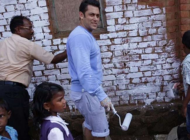 कारजात में सफाई अभि‍यान के दौरान सलमान (फाइल फोटो)