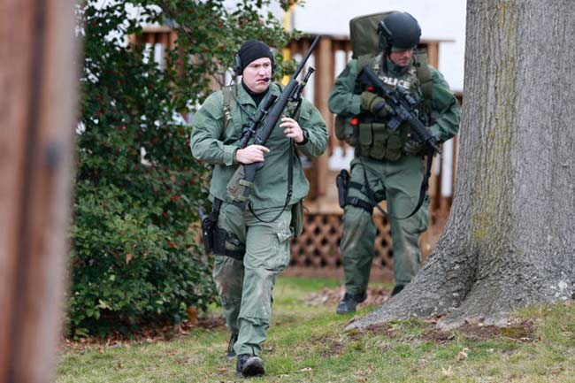 संदिग्ध बंदूकधारी की तलाश में पुलिस