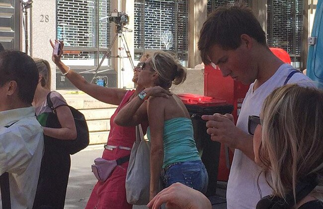 शर्मनाक! कैफे के अंदर बंधक लोग, बाहर सेल्फी