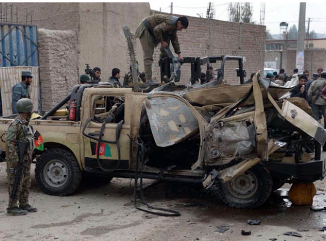 तालिबानी हमले के बाद जांच करते अधिकारी