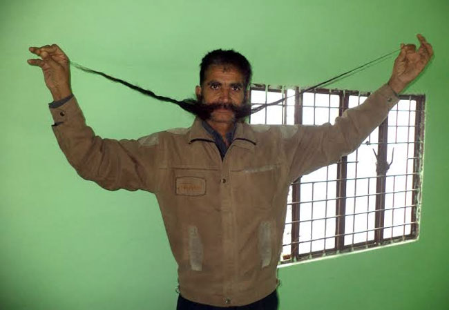 मूंछें दिखलाते कृष्ण प्रताप सिंह