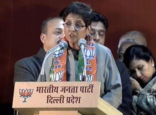 शुक्रवार को बीजेपी दफ्तर में किरण बेदी