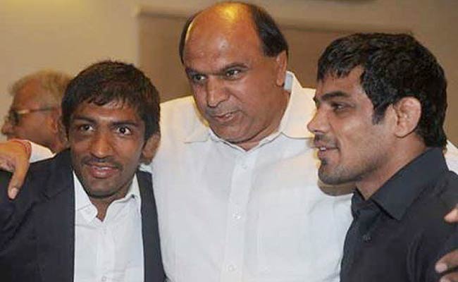 सफेद शर्ट में गुरु सतपाल सिंह