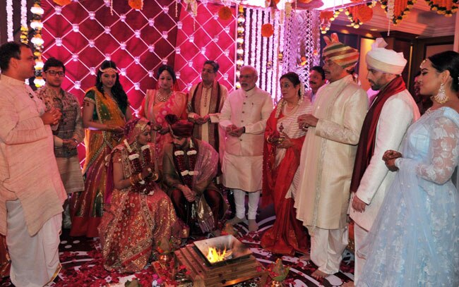 शत्रुघ्न सिन्हा के बेटे कुश की शादी में शरीक हुए PM मोदी - narendra modi attends shatrughan sinhas son kush sinhas wedding - AajTak