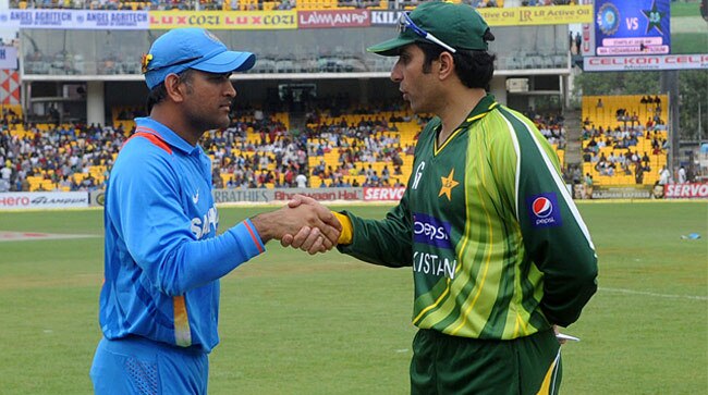 मिस्बाह-उल-हक और महेंद्र सिंह धोनी (फाइल फोटो)