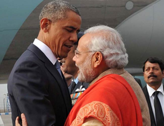 नरेंद्र मोदी से गले मिलते बराक ओबामा