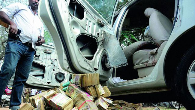 कार से बरसी नोटों की गड्ड‍ियां