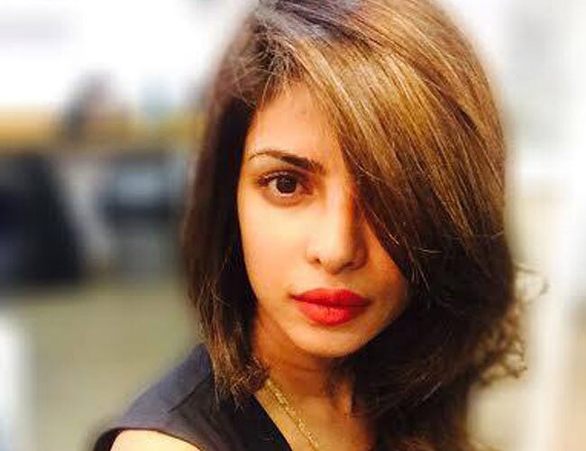 प्रियंका चोपड़ा का नया लुक (फोटो-फेसबुक)