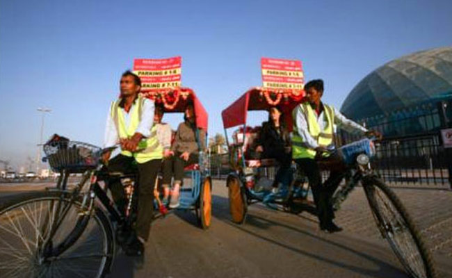 ग्लोबल विलेज में रिक्शा चलाते बिहार के लोग