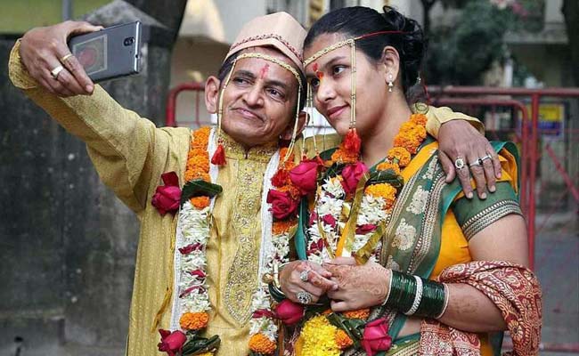 सोशल मीडिया पर वायरल हुई नए-नवेले जोड़े की तस्वीर