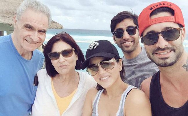 छुट्टि‍यां मनाती सनी लियोन