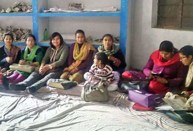 ट्रेनिंग प्रोग्राम में श‍िकरत करतीं टीचर्स...