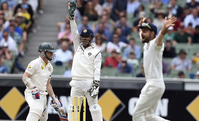 File photo: मेलबर्न टेस्ट में क्रिस रोजर्स के खिलाफ अपील करते धोनी और कोहली