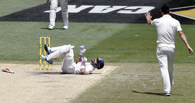 File photo: जब जॉनसन के थ्रो पर गिरे कोहली