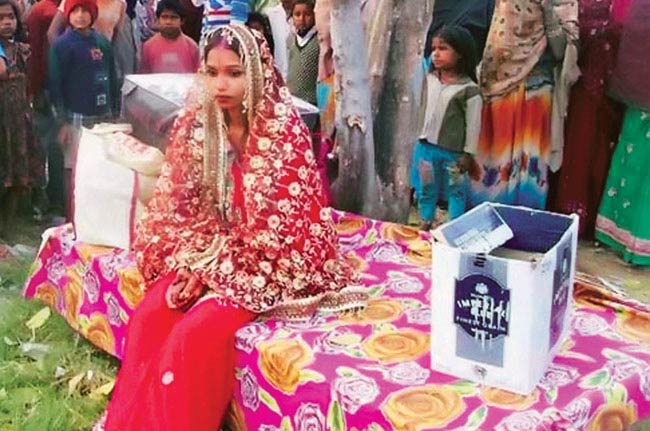 धरने पर बैठी दुल्हन प्रीति