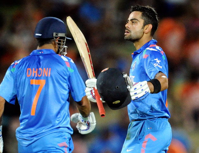 माही और विराट (फाइल फोटो)