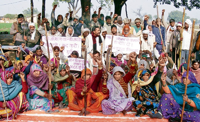 जमीन की जंग में फंसी मोदी सरकार - modi government trapped in land acquisition - AajTak