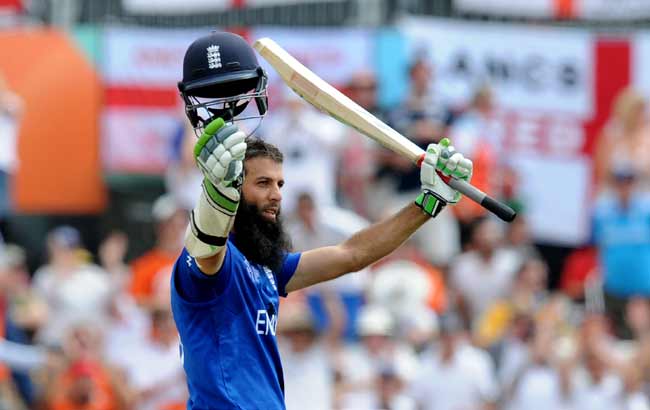 शतक जड़ने के बाद दर्शकों का अभिवादन करते हुए मोइन अली