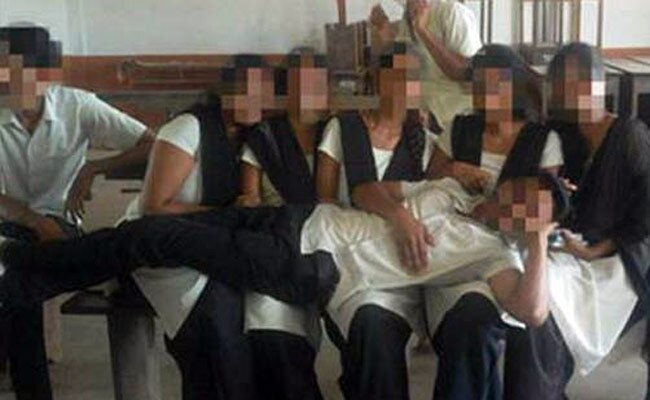 हिंदू लड़कियों के साथ पोज देते मुसलमान लड़के पिटे