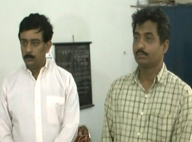 सूरत के उमरा पुलिस थाने में दोनों आरोपी प्रोफेसर