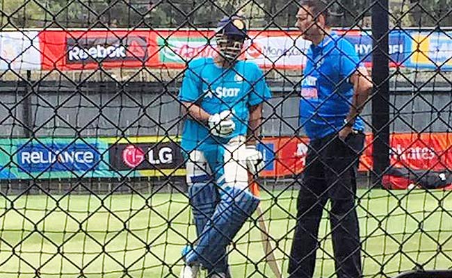 प्रैक्टिस सत्र के दौरान रवि शास्त्री के साथ टीम इंडिया के कप्तान महेंद्र सिंह धोनी